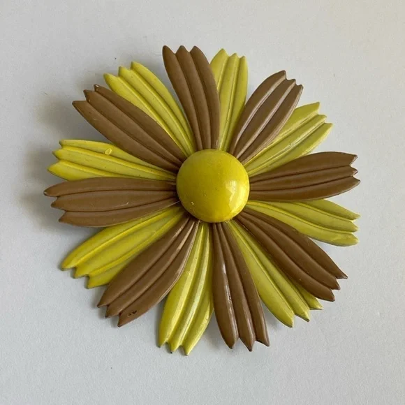 Vintage Enamel Daisy Brooch Sunburst Sunshine Pin 60s Retro Mod Yellow Tan Large - Picture 3 of 8